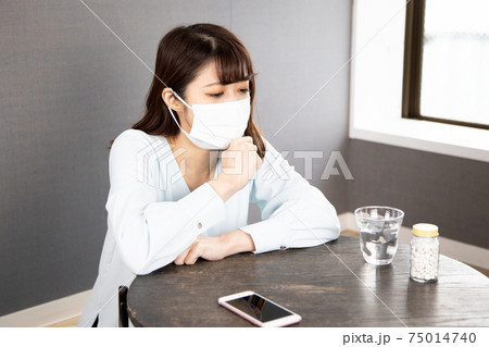 マスクをした体調不良の若い女性 マスクをした体調不良の若い女性 75014740