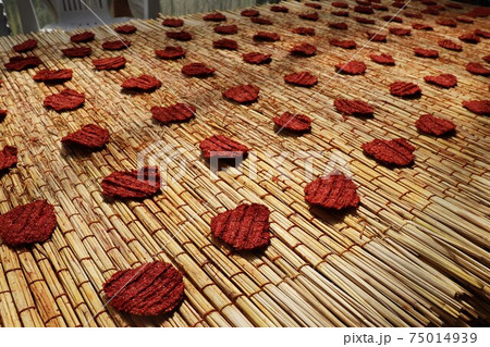 天日干し中の紅餅 75014939