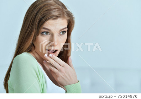 Portrait of beautiful young woman posing in studio 75014970