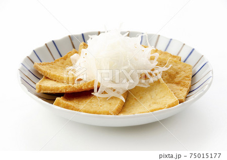 スライス豆腐の揚げ物さらし玉ねぎ添え 75015177