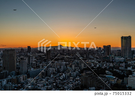 日本の東京都市景観 東京・六本木などの街並みや富士山、2機の航空機などを望む 日本の東京都市景観 東京・六本木などの街並みや富士山、2機の航空機などを望む 75015332