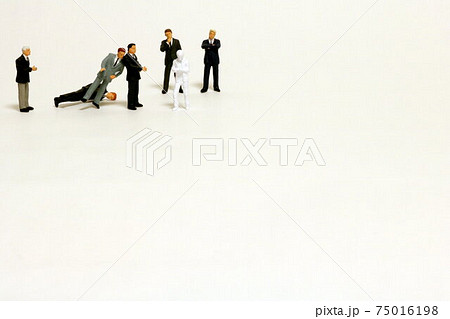 スマホユーザの前でつまづく人 persons stumble against phone user 75016198