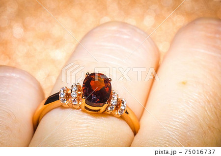 Gold ring with garnet 75016737