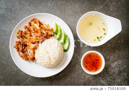 Hainanese chicken rice with fried chicken 75018100
