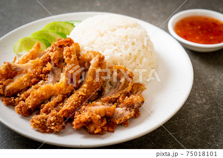 Hainanese chicken rice with fried chicken 75018101