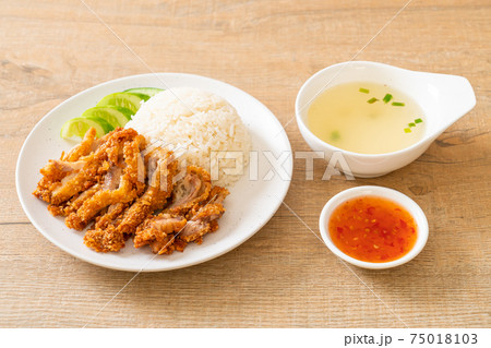 Hainanese chicken rice with fried chicken 75018103