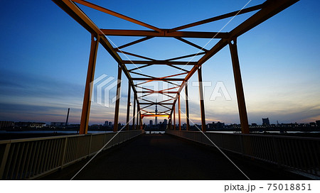 東四つ木避難橋（夕景) 75018851