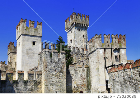 Scaliger Castle in Sirmione, on Lake Garda, north Italy 75020039