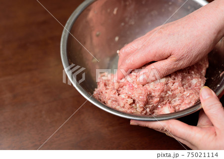 玉ねぎ大きめの手作り手ごねハンバーグ作り 75021114