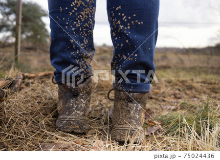 Dirty trousers after hiking 75024436