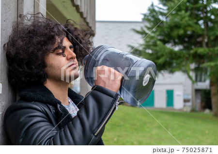 ボトルに入った水を飲む男 75025871