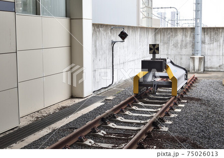 終点の象徴。電車のレールの終端。エンドポイント。 75026013