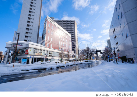冬・雪の富山駅前 75026042