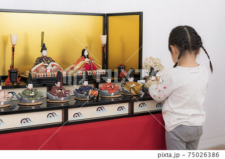 ひな祭りの準備を手伝う3歳の女の子(日本の伝統行事や風習) ひな祭りの準備を手伝う3歳の女の子(日本の伝統行事や風習) 75026386
