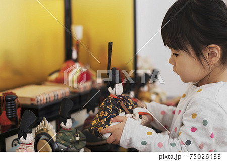 ひな祭りの準備を手伝う3歳の女の子（日本の伝統行事や風習） 75026433