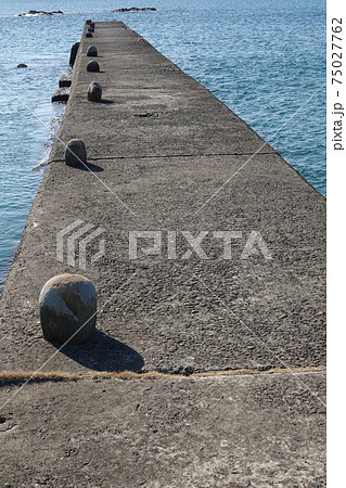 浮津海岸に突き出る堤防 75027762