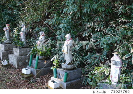 山岳地帯のお地蔵さん 75027766
