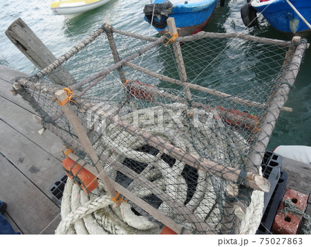 東南アジアの魚を獲るかご/The primitive fishing basket at pier 75027863