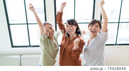 大喜びする女性達 75028049