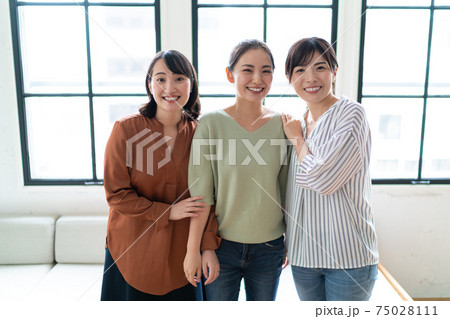 笑顔の可愛い3人の女性 笑顔の可愛い3人の女性 75028111