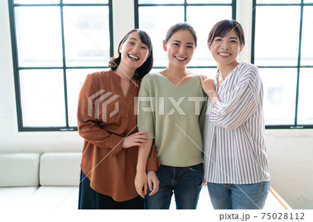笑顔の可愛い3人の女性 75028112
