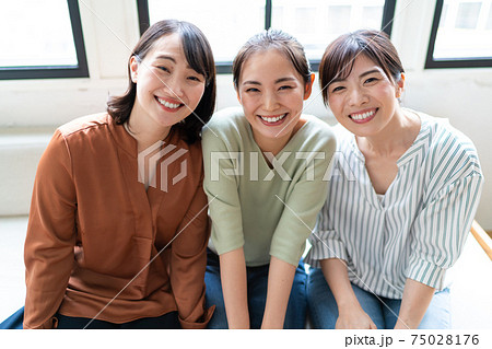 笑顔の可愛い3人の女性の写真素材