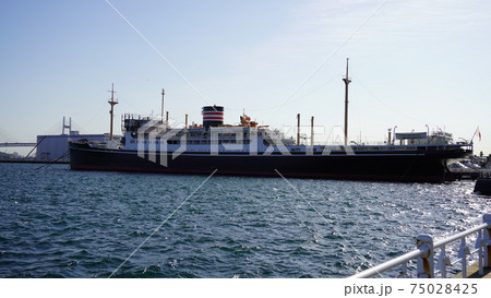 横浜港、山下公園から見た氷川丸 75028425