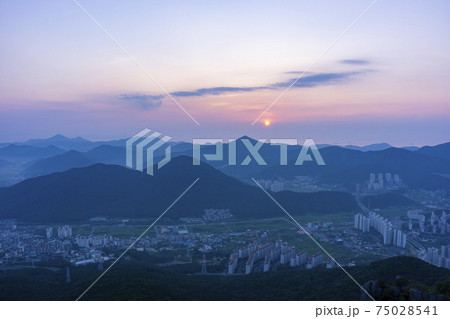 夕焼け 山 海 75028541