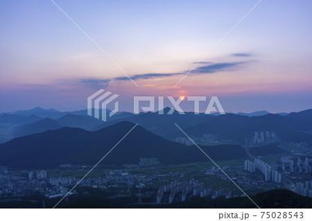 風景 夕焼け 山 75028543