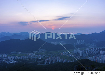 風景 夕焼け 山 75028548