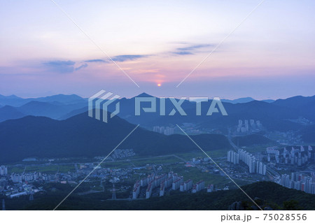 風景 夕焼け 山 75028556