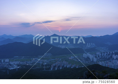 風景 夕焼け 山 75028560