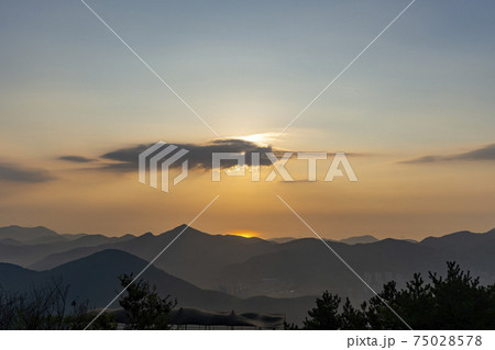 空 夕焼け 山 75028578