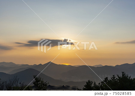 空 夕焼け 山 75028585