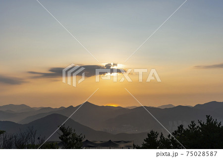 空 夕焼け 山 75028587