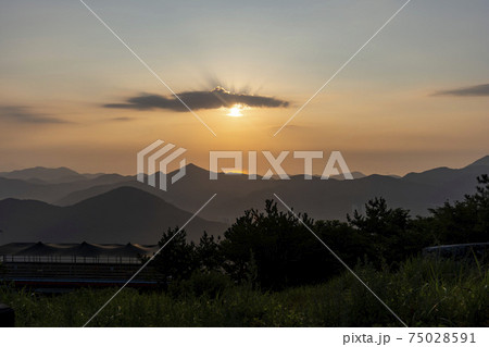 風景 夕焼け 山 75028591