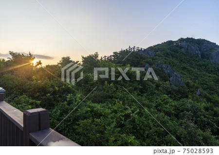 夕焼け 山 海 75028593