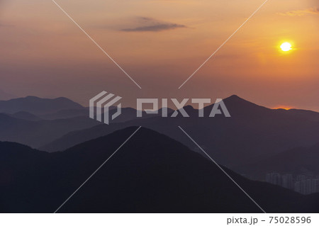 空 夕焼け 山 75028596