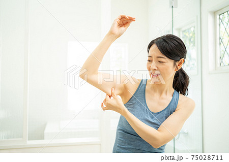 二の腕を気にする女性 二の腕を気にする女性 75028711