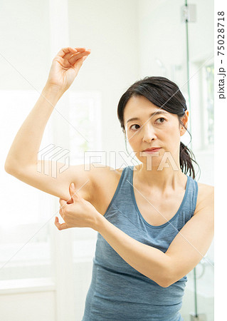 二の腕を気にする女性 二の腕を気にする女性 75028718