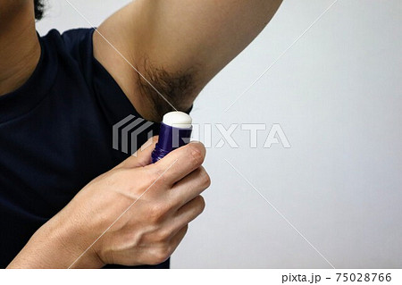 脇汗対策をする人物のクローズアップの写真素材