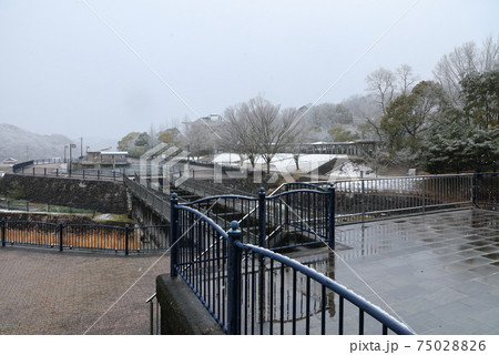讃岐の冬、香川用水記念公園の雪景色「東西分水工」 讃岐の冬、香川用水記念公園の雪景色「東西分水工」 75028826