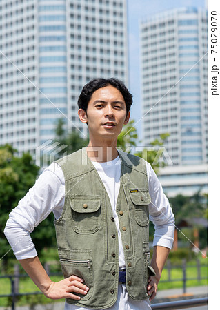 建設業で働く若い男性 建設業で働く若い男性 75029070
