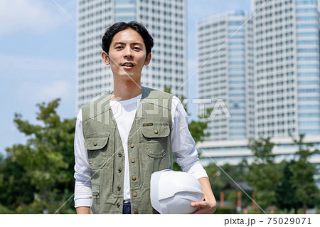 建設業で働く若い男性 建設業で働く若い男性 75029071
