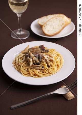 キノコの和風パスタのディナーイメージ 75029076