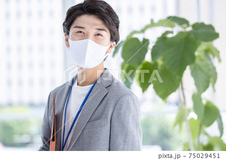 ビジネス　マスクをした若い男性のポートレート 75029451