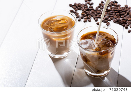 アイスコーヒーにミルクを注ぐ アイスコーヒーにミルクを注ぐ 75029743