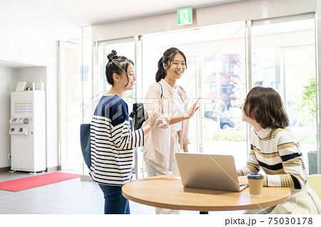 女子大生 大学生 キャンパス　撮影協力：中央工学校附属日本語学校 75030178