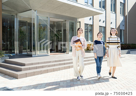 大学 女子大生 キャンパス　 撮影協力：中央工学校附属日本語学校 75030425