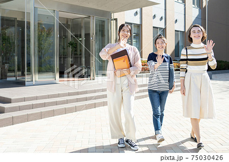 大学 女子大生 キャンパス　 撮影協力：中央工学校附属日本語学校 75030426